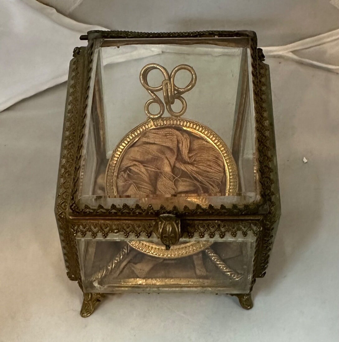 Antique Pocket Watch Holder Box: Antique Pocket Watch Holder Box Case Color: Bronze clear Type: Pocket Watch Holder Year Manufactured: 1890-1899 Case Material: metal crystal fabric This vintage late 19th century Continental vitrine s