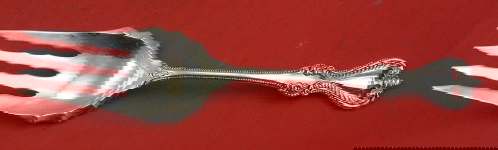 Old Colonial by Towle Sterling Silver Salad Serving Fork 9 1/4": Old Colonial by Towle Sterling Silver Salad Serving Fork 9 1/4" Old colonial by towle sterling silver salad serving fork 9 1/4" in the pattern old colonial by towle. It is not monogrammed and is in