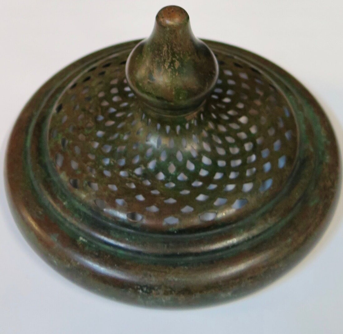 vintage Tiffany Studios 5" "tear drop" heat cap: vintage Tiffany Studios 5" "tear drop" heat cap Type: Heat cap/Finial This 5" heat cap dates from the early 20th century & is 100% guaranteed to be authentic & from the Tiffany Studios New York.It fea