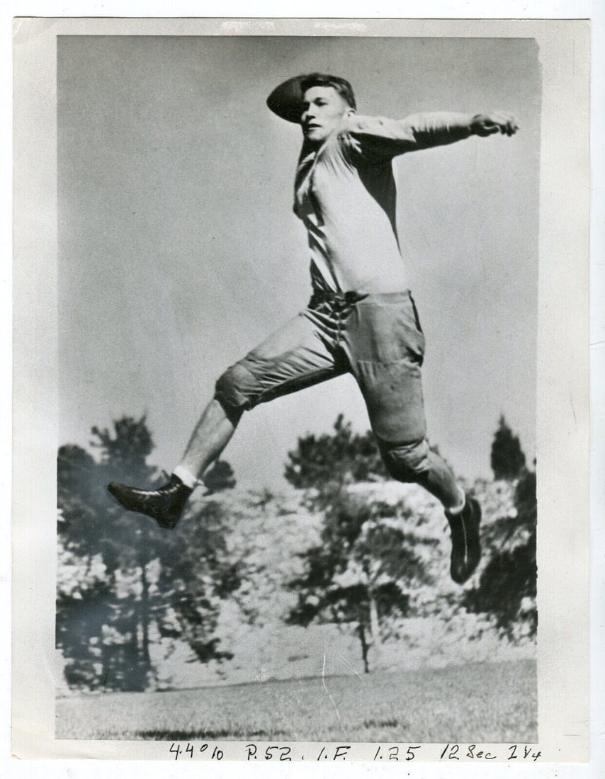Byron Whizzer White Colorado Buffs 7"x9" original 1937 Wire Photo UPI 95974: Byron Whizzer White Colorado Buffs 7"x9" original 1937 Wire Photo UPI 95974 Sport: Football Player: Byron Whizzer White Original or Reprint: Original Year: 1937 Product Type: Original Photo Team-NFL: 