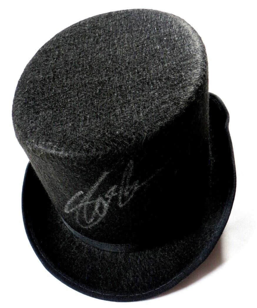 Slash Signed Autographed Top Hat Guns N Roses Guitar Legend BAS: Slash Signed Autographed Top Hat Guns N Roses Guitar Legend BAS Industry: Music Original/Reproduction: Original Autograph Authentication: Beckett Authentication Player: Slash Pre-Owned While the lot i