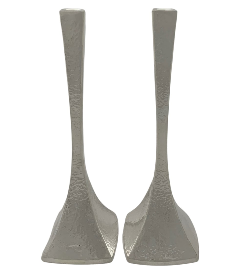 FINE 925 STERLING SILVER HANDMADE MODERN HAMMERED SLEEK FINISH CANDLESTICKS: FINE 925 STERLING SILVER HANDMADE MODERN HAMMERED SLEEK FINISH CANDLESTICKS Composition: Sterling Silver Fine 925 Sterling Silver Candlesticks. Featuring handmade modern hammered sleek finish. Silver
