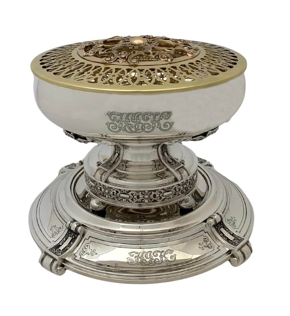 Antique Towle 925 Sterling Silver Rose Bowl Centerpiece with Gild Brass Flower Frog: ANTIQUE TOWLE 925 STERLING SILVER ROSE BOWL CENTERPIECE & GILD BRASS FLOWER FROG Composition: Sterling Silver Maker: Made in Turkey Antique Towle 925 Sterling Silver Rose Bowl Centerpiece with Stand &