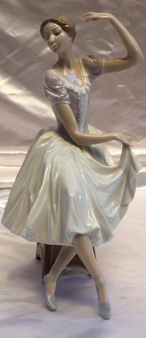 Brand New Lladro Ballerina Girl Sitting Porcelain Figurine: BRAND NEW LLADRO BALLERINA GIRL SITTING PLEASE NOTE: LOCAL PICK UP IS NOT AN OPTION AND ALL ITEMS IN THIS AUCTION MUST BE SHIPPED. We offer Free Shipping for rugs that are shipped within the continent
