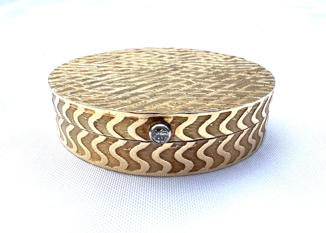 Tiffany & Co 14K Gold Diamond Pill Box 1.80in Diameter 0.40in Tall: TIFFANY & CO 14K GOLD DIAMOND PILL BOX Type: pill box It measures approx 1.80" diameter and 0.40" tall. PLEASE NOTE: LOCAL PICK UP IS NOT AN OPTION AND ALL ITEMS IN THIS AUCTION MUST BE SHIPPED. We of