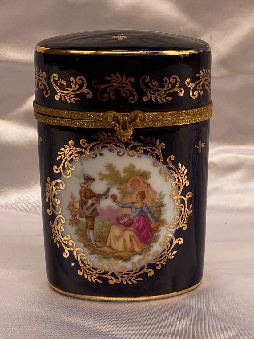 French Limoges Ceramic Box Handcrafted from France: FRENCH LIMOGES BOX Material: Ceramic Type: BOX Culture: FRANCE PLEASE NOTE: LOCAL PICK UP IS NOT AN OPTION AND ALL ITEMS IN THIS AUCTION MUST BE SHIPPED. We offer Free Shipping for rugs that are shipp