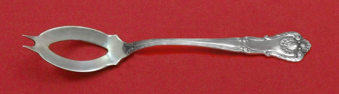 New Queens By Durgin Sterling Silver Olive Spoon 5 1/4 inches Custom Made: New Queens by Durgin Sterling Silver Olive Spoon Ideal 5 1/4" Custom Made Pattern: New Queens Brand: Durgin Type: Serving Spoon Age: Post-1940 Composition: Sterling Silver Maker: Durgin New queens by