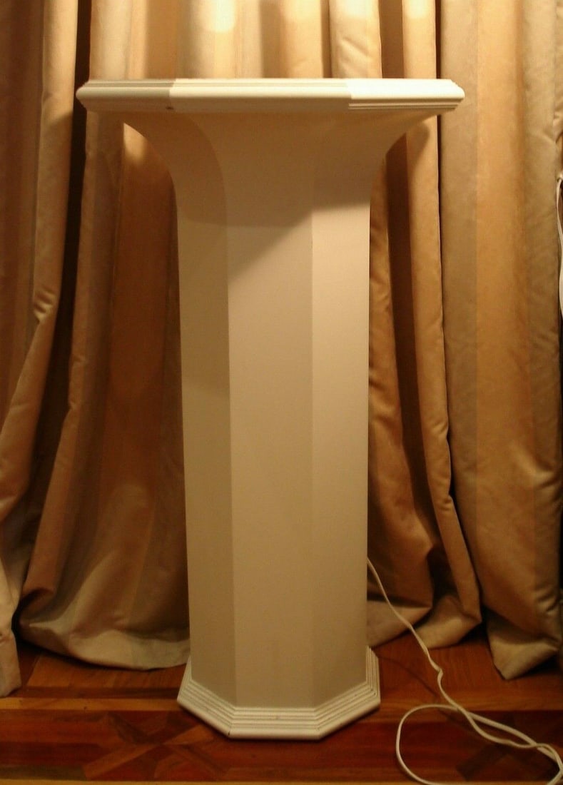 Elizabeth Taylor Pedestal Stand from Bel Air Estate Home: ELIZABETH TAYLOR PEDESTAL STAND FROM HER HOME BEL AIR ESTATE Modified Item: No Original/Reproduction: Original PLEASE NOTE: LOCAL PICK UP IS NOT AN OPTION AND ALL ITEMS IN THIS AUCTION MUST BE SHIPPED