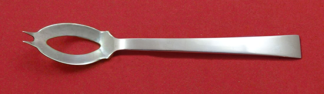 Continental by International Sterling Silver Olive Spoon 5 3/4in Custom: Continental by International Sterling Silver Olive Spoon Ideal 5 3/4" Custom Age: Post-1940 Type: Serving Spoon Brand: International Pattern: Continental Composition: Sterling Silver Maker: Internatio