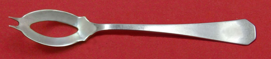 Campania by Wallace Sterling Silver Olive Spoon 5 3/8 inches Custom Made: Campania by Wallace Sterling Silver Olive Spoon Ideal 5 3/8" Custom Made Type: Serving Spoon Brand: Wallace Pattern: Campania Composition: Sterling Silver Maker: Wallace Featured Refinements: Sterling