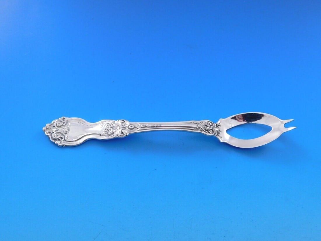 La Reine Wallace Sterling Silver Olive Spoon Custom Made 5 5/8 inches: La Reine by Wallace Sterling Silver Olive Spoon Ideal Custom Made 5 5/8" Brand: Wallace Pattern: La Reine Composition: Sterling Silver Type: Spoon Maker: Wallace Age: Post-1940 La reine by wallace ste