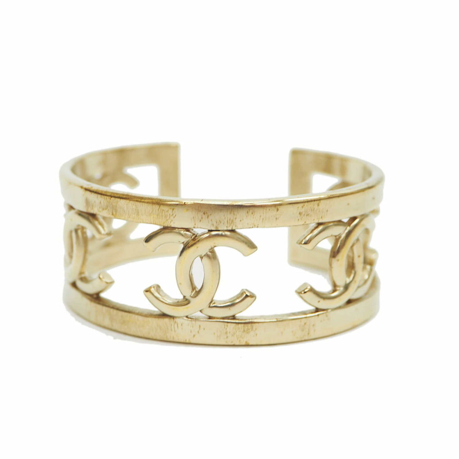 Chanel Light Gold Bangle Bracelet 14cm Women: Chanel CHANEL here mark bangle bracelet light gold B16B ladies Brand: Chanel Type: Bangle Gender: Women Material: Metal Length: 14cm / 5.51 Width: 2.5cm / 0.98 Total Length: 14cm / 5.51 Condition: Use