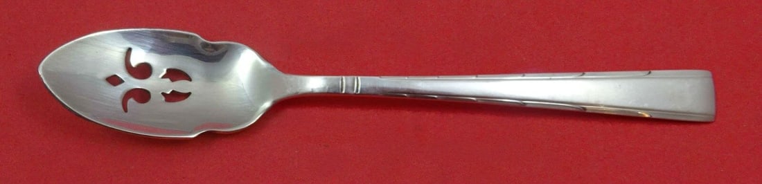 Horizon by Easterling Sterling Silver Olive Spoon Pierced 5 3/4 inches Custom Made: Horizon by Easterling Sterling Silver Olive Spoon Pierced 5 3/4" Custom Made Pattern: Horizon Brand: Easterling Type: Serving Spoon Age: Post-1940 Composition: Sterling Silver Maker: Easterling Horizo