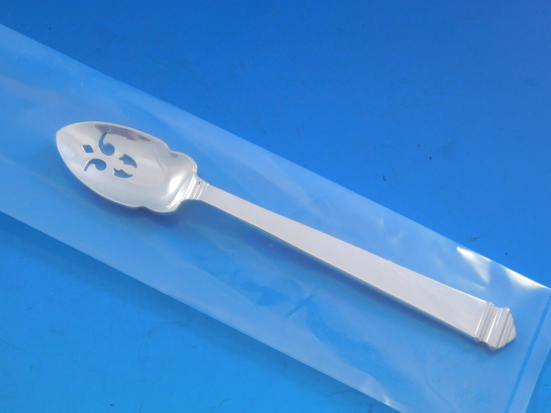 Hampton by Tiffany & Co Sterling Silver Olive Spoon Pierced 5 3/4 inches Custom Made: Hampton by Tiffany & Co. Sterling Silver Olive Spoon Pierced Custom Made 5 3/4" Brand: Tiffany & Co. Pattern: Hampton Composition: Sterling Silver Type: Spoon Maker: Tiffany & Co. Age: Post-1940 Hampt