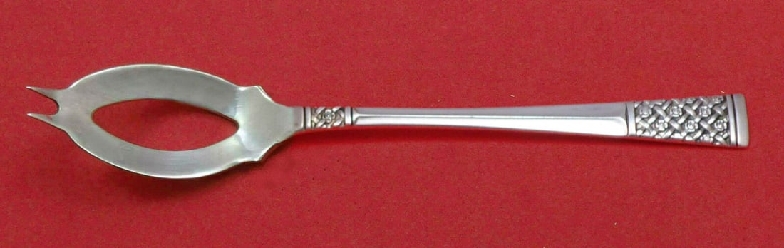 Columbine by Lunt Sterling Silver Olive Spoon 6in Custom Made: Columbine by Lunt Sterling Silver Olive Spoon Ideal 6" Custom Made Type: Serving Spoon Brand: Lunt Pattern: Columbine Age: Post-1940 Composition: Sterling Silver Maker: Lunt Featured Refinements: Ster