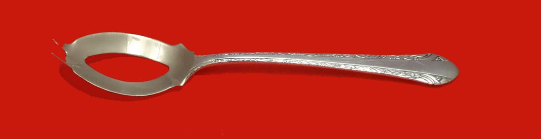 Chased Romantique by Alvin Sterling Silver Olive Spoon Custom Made 6 inches: Chased Romantique by Alvin Sterling Silver Olive Spoon Ideal Custom Made 6" Age: Post-1940 Type: Serving Spoon Brand: Alvin Pattern: Chased Romantique Composition: Sterling Silver Maker: Alvin Feature