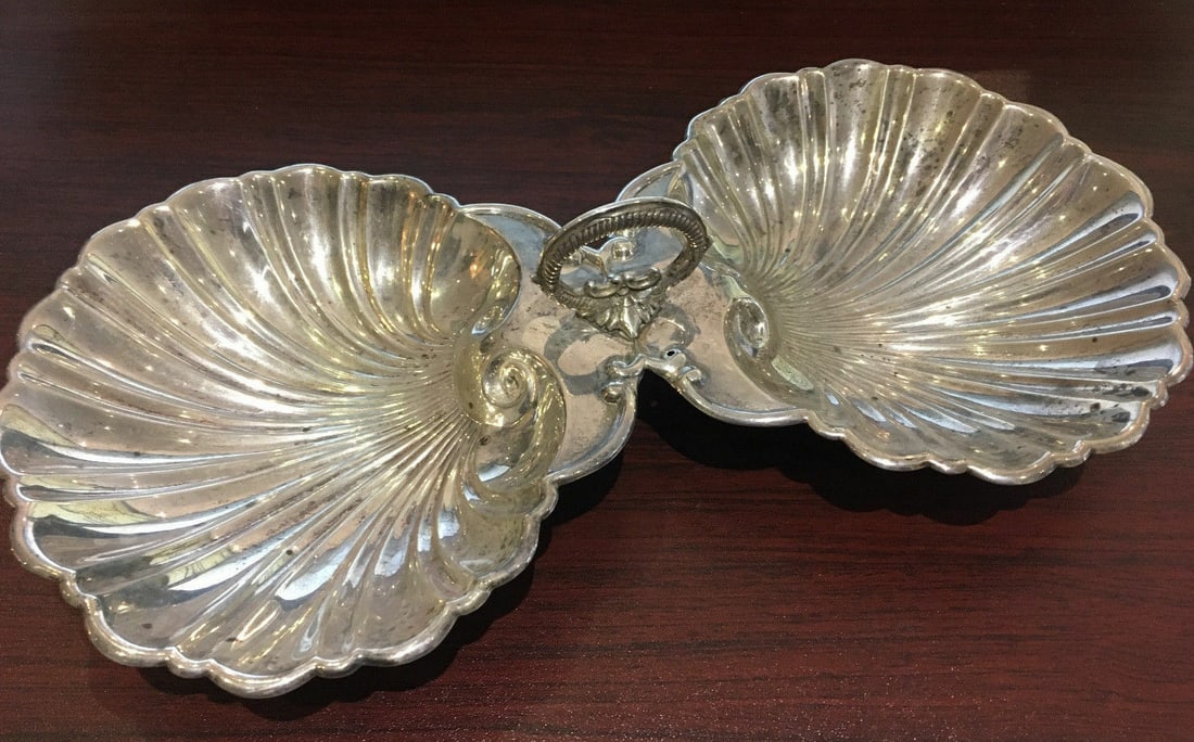 Sterling Silver Seashell Candy Dish 6.225 ozt: Sterling Silver Seashell Candy Dish 6.225 ozt Elegant sterling silver seashell-shaped candy dish made from .925 sterling silver. Weighing 6.225 ozt, this dish measures 11.5 inches in length and 5.25 i