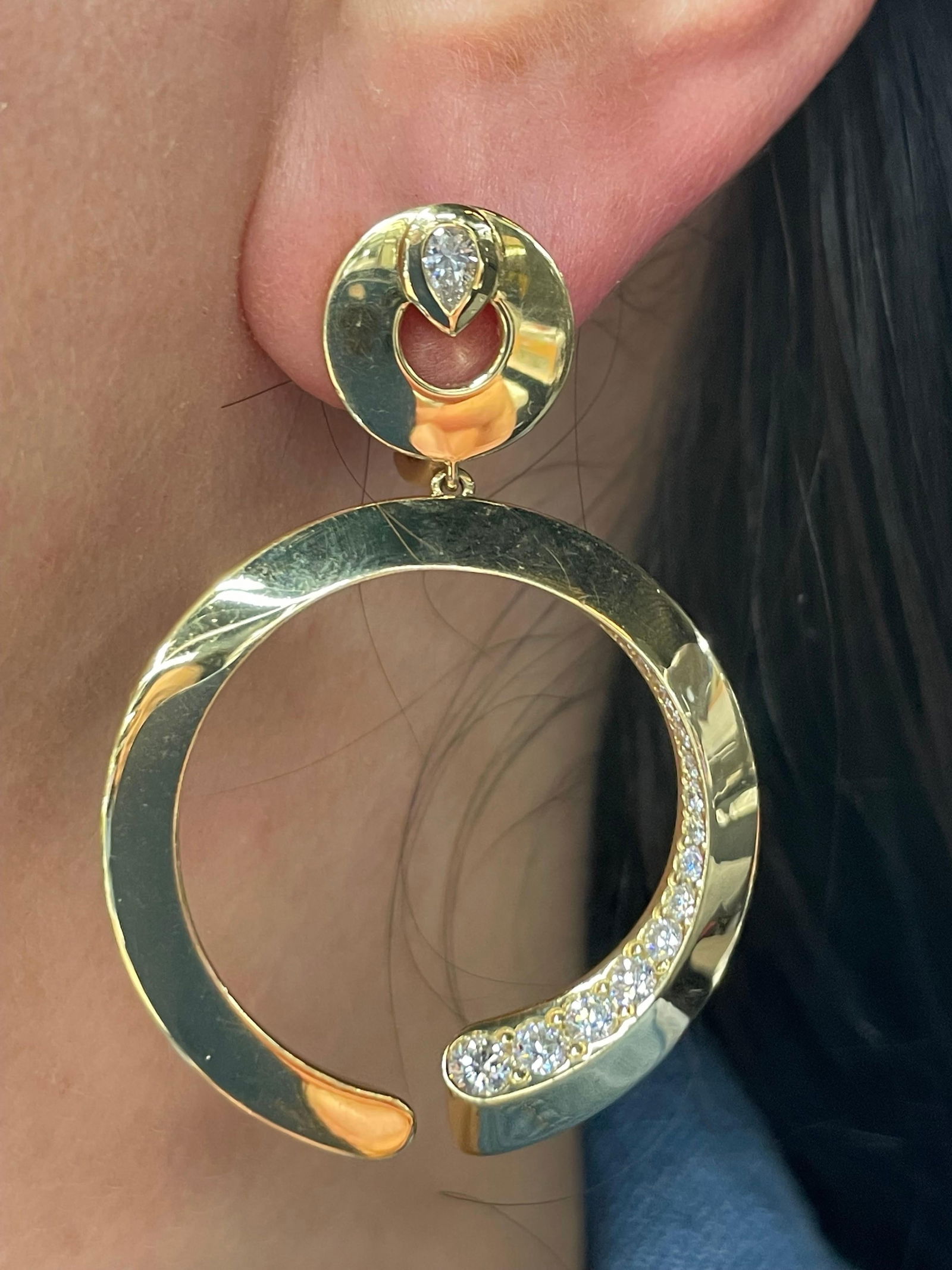 Italian Diamond Hoop Link Drop Earrings 1.20 Carats 18 Karat Yellow Gold F VS: Italian Diamond Hoop Link Drop Earrings 1.20 Carats 18 Karat Yellow Gold F VS Creator: Crivelli Metal: 18k Gold Yellow Gold Stone: Diamond Stone Cut: Round Cut Weight: 25.02 g Dimensions: Length: 1.88