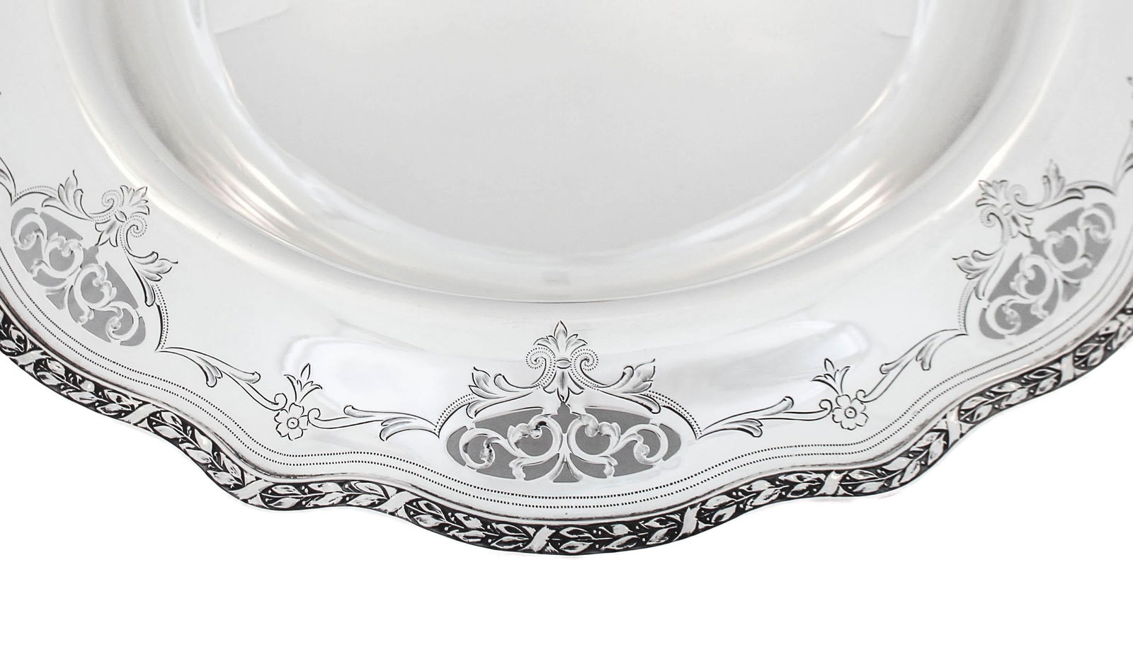 Antique Sterling Silver Centerpiece Bowl by Wallace Silversmiths: Antique Sterling Silver Centerpiece Bowl by Wallace Silversmiths This exquisite antique centerpiece bowl, crafted from sterling silver, was produced by Wallace Silversmiths in the United States during