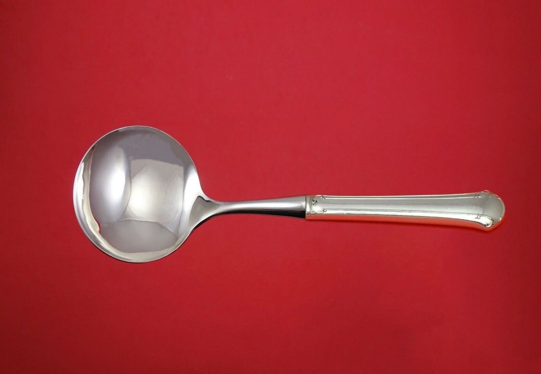Towle Sterling Silver Chippendale Gravy Ladle 8in Hollow Handle: Towle Sterling Silver Chippendale Gravy Ladle 8in Hollow Handle This Towle Chippendale gravy ladle features a sterling silver composition with a hollow handle and stainless implement. Measuring 8 inch