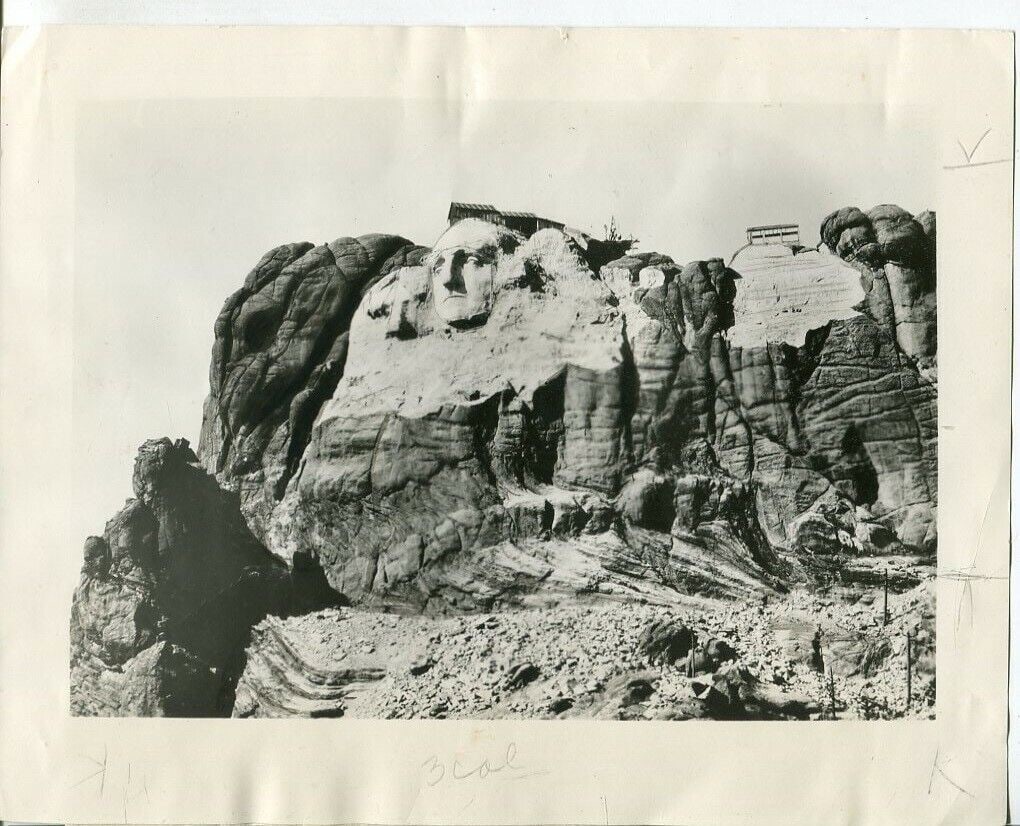 1932 Mount Rushmore Original Wire Photo 8x10 Construction: 1932 Mount Rushmore Original Wire Photo 8x10 Construction This 1932 original wire photo captures the construction of Mount Rushmore featuring George Washington. Manufactured in the United States, this