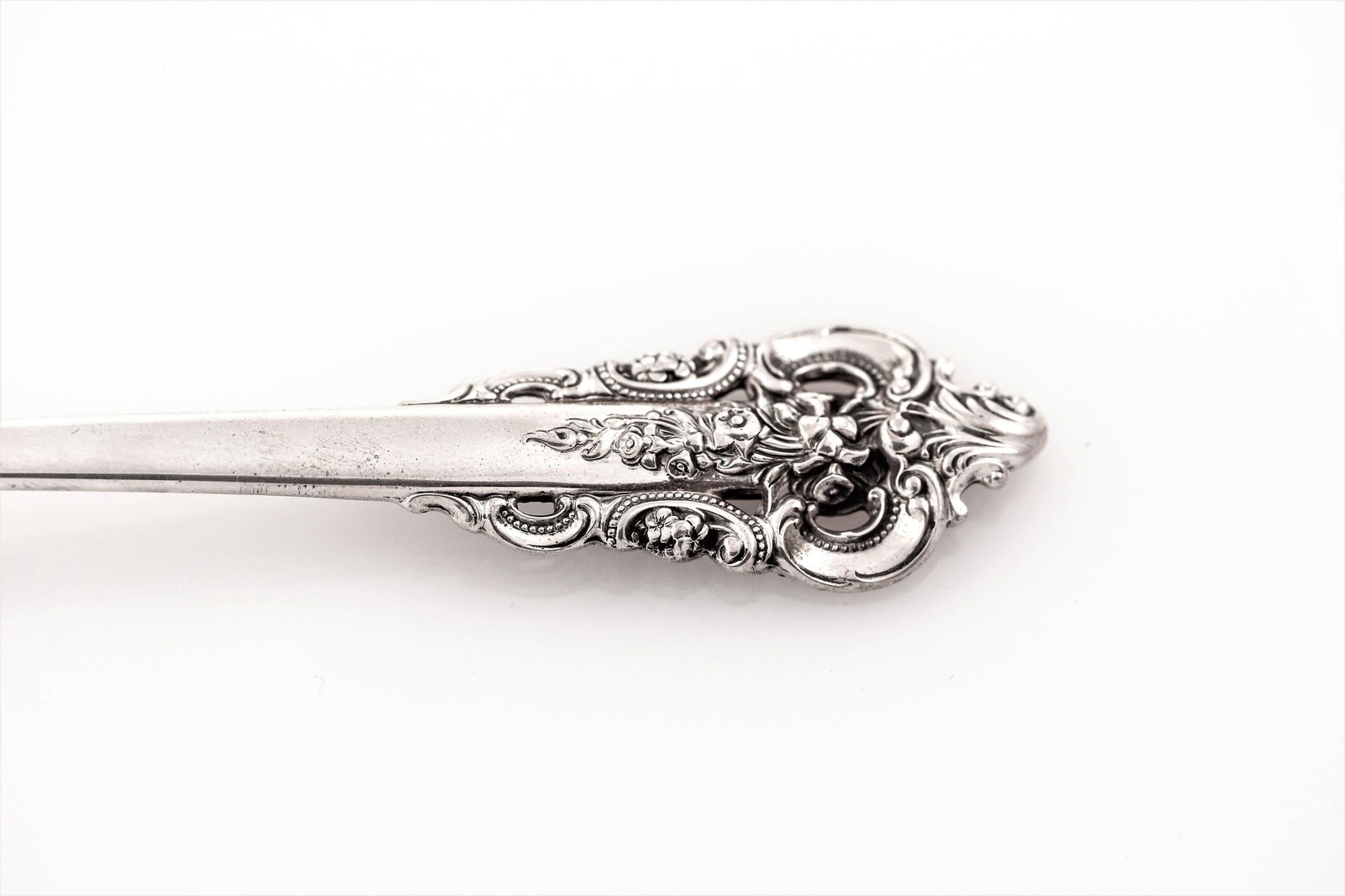 Grande Baroque Sterling Silver Flatware Set for 36 - Wallace Silversmiths: Grande Baroque Sterling Silver Flatware Set for 36 - Wallace Silversmiths This exquisite Grande Baroque flatware set for 36 is crafted from sterling silver by Wallace Silversmiths, originating from th