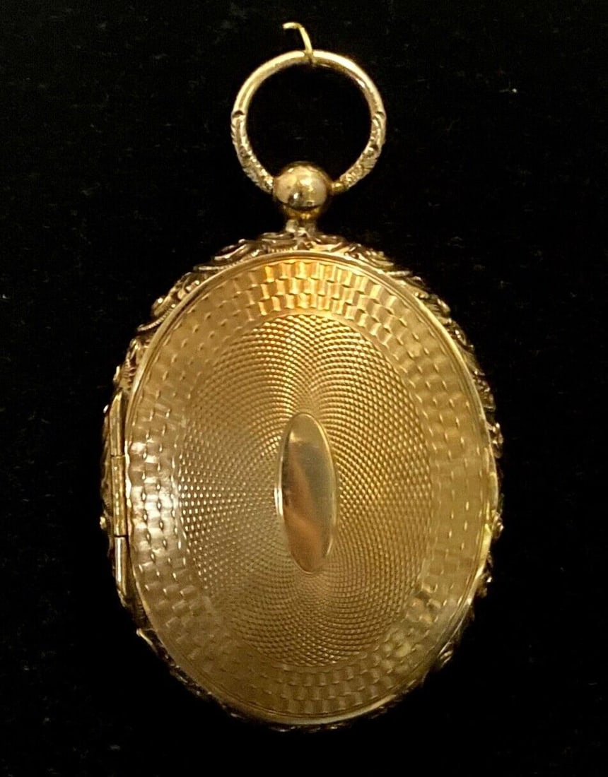 Antique Victorian 14k Gold Photo Locket with Floral Motif: Antique Victorian 14k Gold Photo Locket with Floral Motif This antique Victorian photo locket is crafted from 14k yellow gold and features a stunning floral motif. Designed to hold tin types or photog