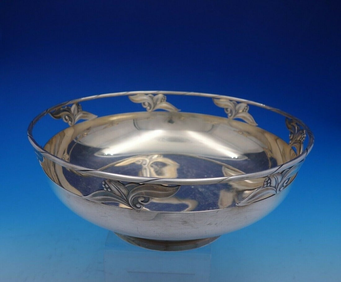 Frank Smith Woodlily Sterling Silver Centerpiece Bowl 4.125in x 10.5in 32.7oz: Frank Smith Woodlily Sterling Silver Centerpiece Bowl 4.125in x 10.5in 32.7oz This stunning vintage centerpiece bowl by Frank Smith features the elegant Woodlily pattern and is crafted from high-quali