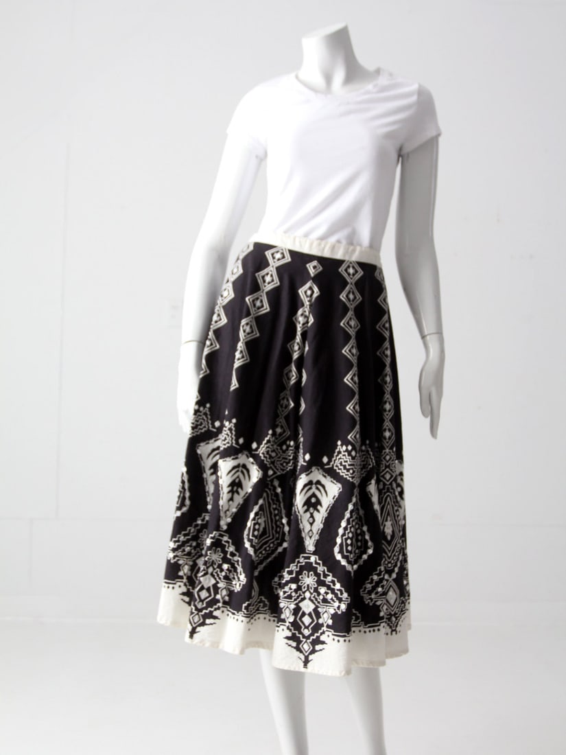Vintage Black and White Boho Sequin Skirt Size 6: Vintage Black and White Boho Sequin Skirt Size 6 This vintage sequin print skirt features a stunning black and white Mexican style design with a full silhouette. The skirt falls just below the knee an