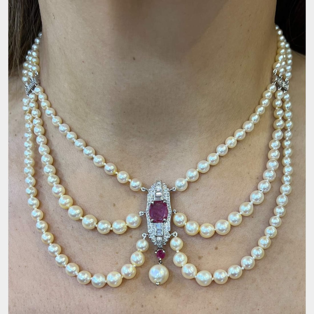 Art Deco Platinum Pearl Ruby Necklace 45.3g 16in 2 Rubies 59 Diamonds: Art Deco Platinum Pearl Ruby Necklace 45.3g 16in 2 Rubies 59 Diamonds This exquisite Art Deco necklace features a stunning combination of pearls, rubies, and diamonds set in platinum. It weighs 45.3 g