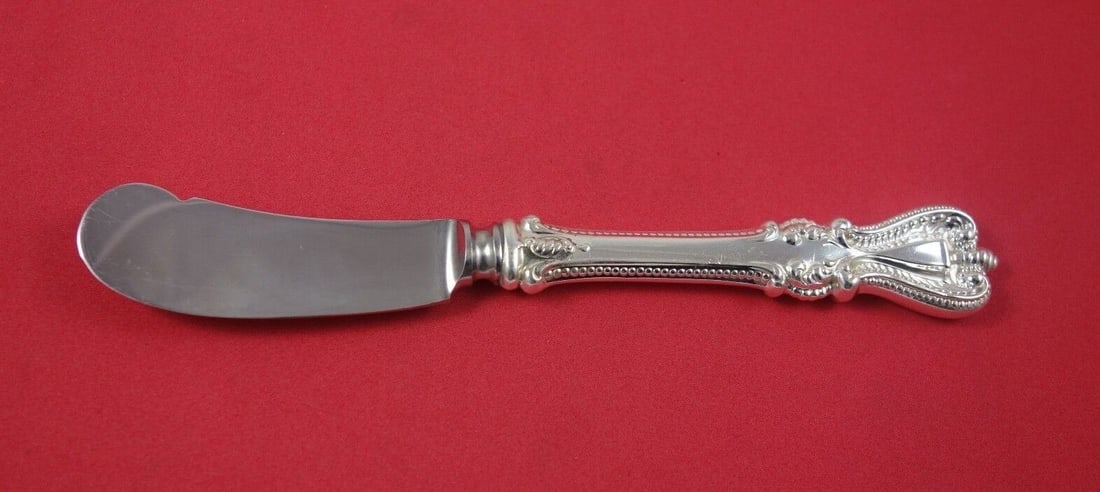 Towle Old Colonial Sterling Silver Butter Spreader 6.5in: Towle Old Colonial Sterling Silver Butter Spreader 6.5in This Towle Old Colonial butter spreader features a sterling silver hollow handle paired with a stainless steel paddle blade. Measuring 6.5 inch