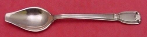 Tiffany & Co Melon Spoon Castilian Pattern Rare Copper Sample 6in: Tiffany & Co Melon Spoon Castilian Pattern Rare Copper Sample 6in This rare melon spoon from Tiffany & Co. features the Castilian pattern and is made of copper. Measuring 6 inches, it is a unique one-