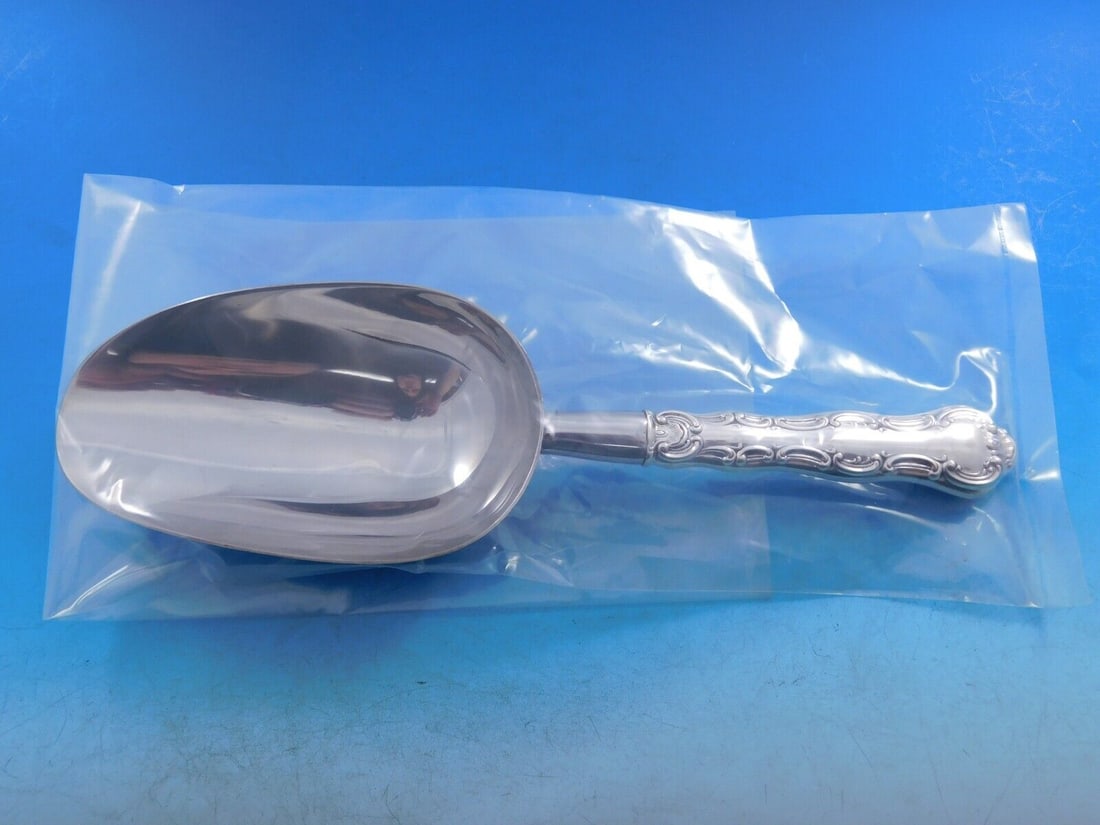 Gorham Strasbourg Sterling Silver Ice Scoop 9.125in Custom Made: Gorham Strasbourg Sterling Silver Ice Scoop 9.125in Custom Made Strasbourg by Gorham sterling silver ice scoop featuring a hollow handle with a stainless implement. This custom made piece measures 9.1