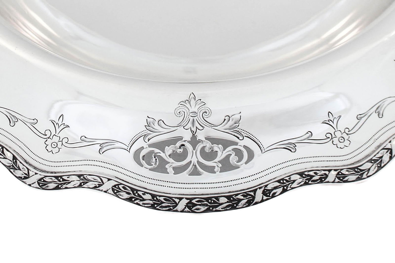 Antique Sterling Silver Centerpiece Bowl by Wallace Silversmiths: Antique Sterling Silver Centerpiece Bowl by Wallace Silversmiths This exquisite antique centerpiece bowl, crafted from sterling silver, was produced by Wallace Silversmiths in the United States during