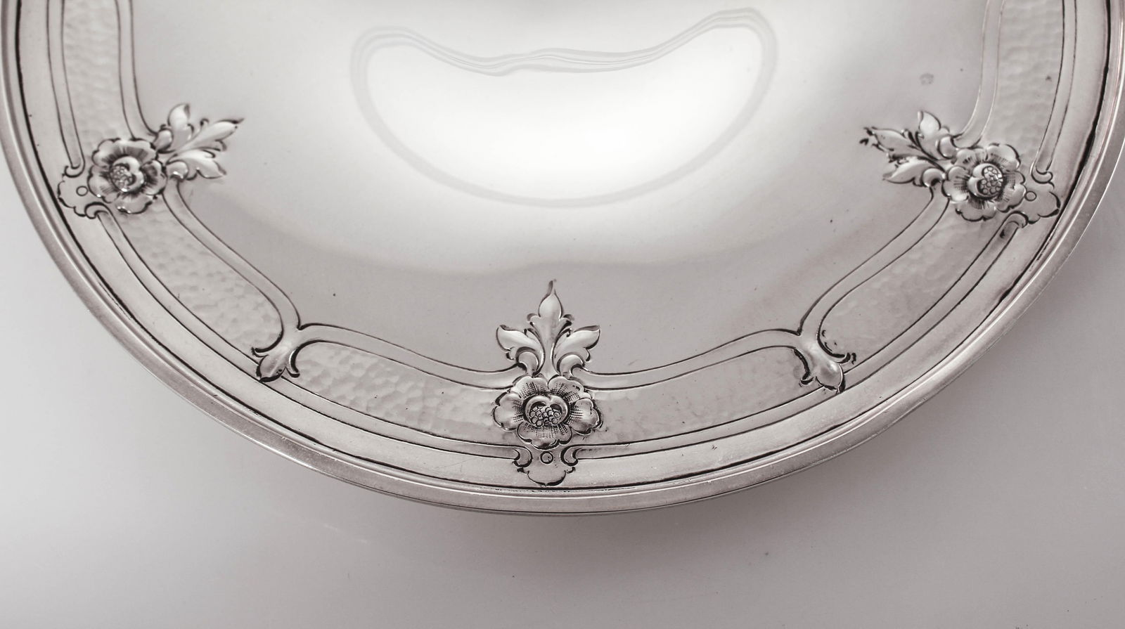 Sterling Silver Arts & Crafts Tray by Wallace Silversmiths: Sterling Silver Arts & Crafts Tray by Wallace Silversmiths This exquisite Sterling Silver Arts & Crafts tray was crafted by Wallace Silversmiths in the United States between 1900 and 1909, specificall