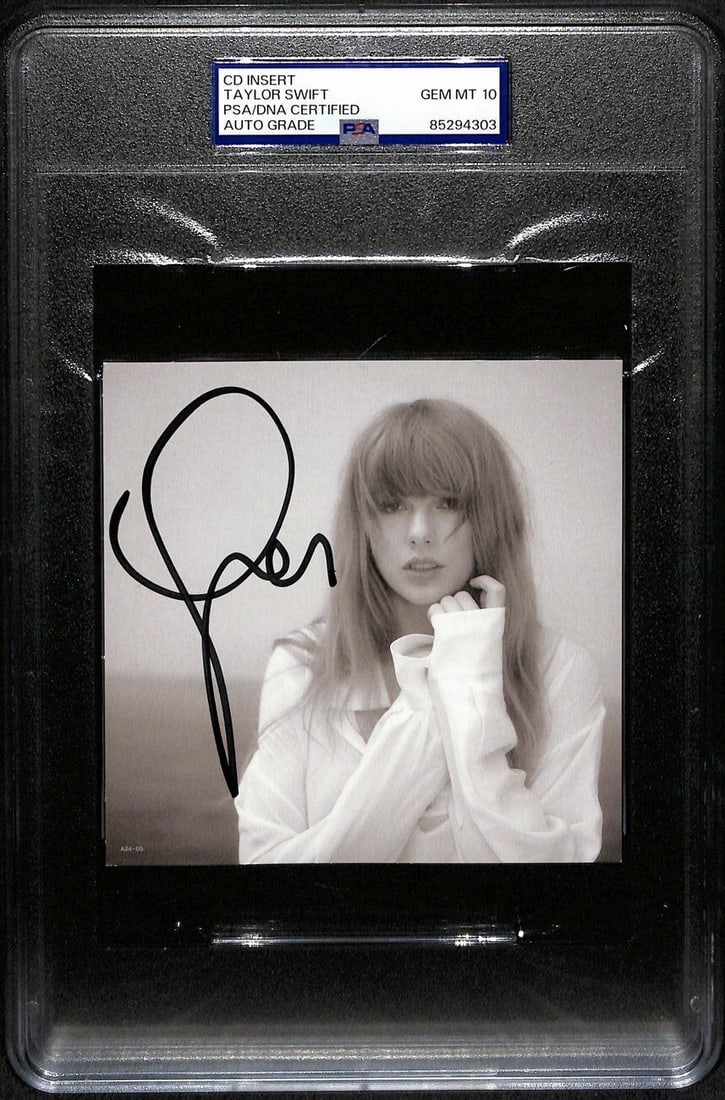 Taylor Swift Signed CD Insert 4.75in x 4.75in B/W Photo PSA/DNA GEM MT 10: Taylor Swift Signed CD Insert 4.75in x 4.75in B/W Photo PSA/DNA GEM MT 10 This is an original Taylor Swift signed CD insert featuring a 4.75in x 4.75in black and white photo. Authenticated by PSA/DNA