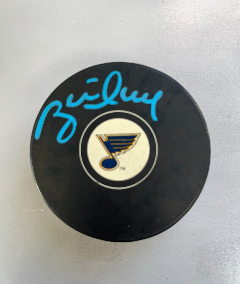 Brett Hull (St Louis Blues/Hall of Fame) signed NHL Logo puck-JSA: Brett Hull (St Louis Blues/Hall of Fame) signed NHL Logo puck-JSA This is an original NHL logo puck signed by Hall of Fame player Brett Hull. The puck is authenticated by James Spence Authentication (