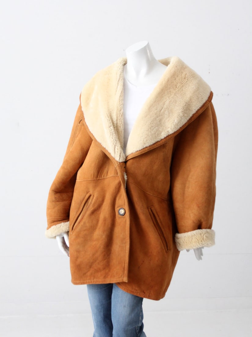 Vintage Four Lions Shearling Sheepskin Coat Oversize M/L Brown: Vintage Four Lions Shearling Sheepskin Coat Oversize M/L Brown This is a vintage Four Lions shearling coat. The oversize outback coat features a button closure with option for shawl collar or high nec