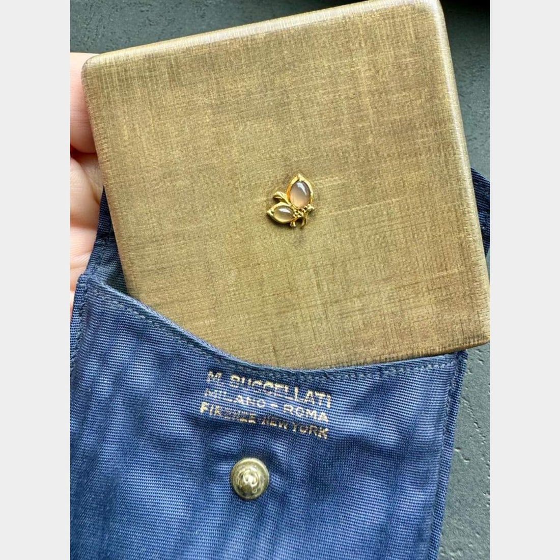 M. Buccellati 18K Yellow Gold Makeup Compact with Diamonds: M. Buccellati 18K Yellow Gold Makeup Compact with Diamonds Stone Type: Diamonds. Metal Type: 18K. Metal Color: Yellow. Other: Signed Vintage. Weighing 136.2 grams. 3 x 3 inches. Specifications Stone T