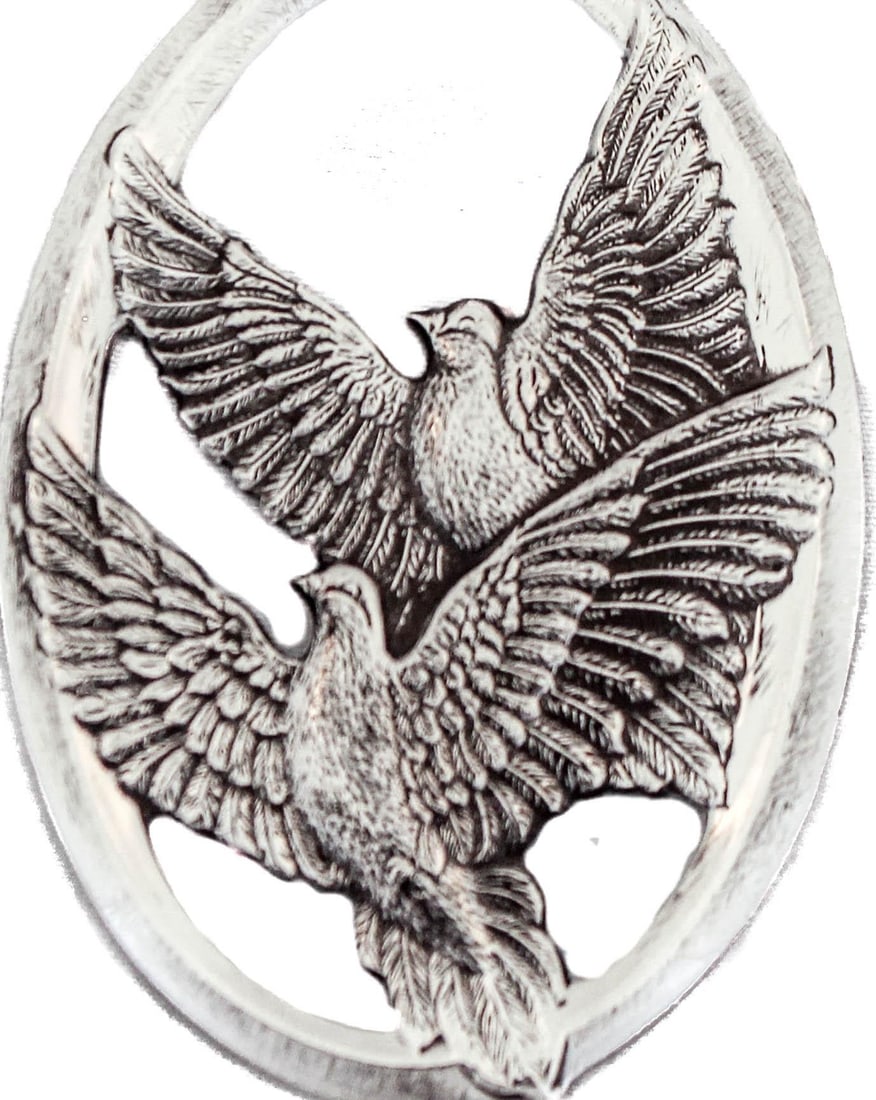 Sterling Silver Christmas Ornament by Wallace Silversmiths from 1976: Sterling Silver Christmas Ornament by Wallace Silversmiths from 1976 This exquisite Christmas ornament is crafted from sterling silver by Wallace Silversmiths. It features a height of 2.5 inches, widt