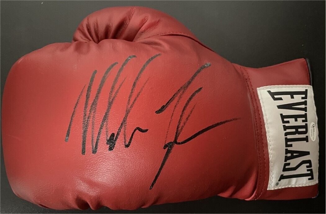 Mike Tyson Signed Everlast Boxing Glove with Online Authentics: Mike Tyson Signed Everlast Boxing Glove with Online Authentics This original Mike Tyson autographed Everlast boxing glove is a must-have for boxing fans and collectors. Featuring the legendary heavywe