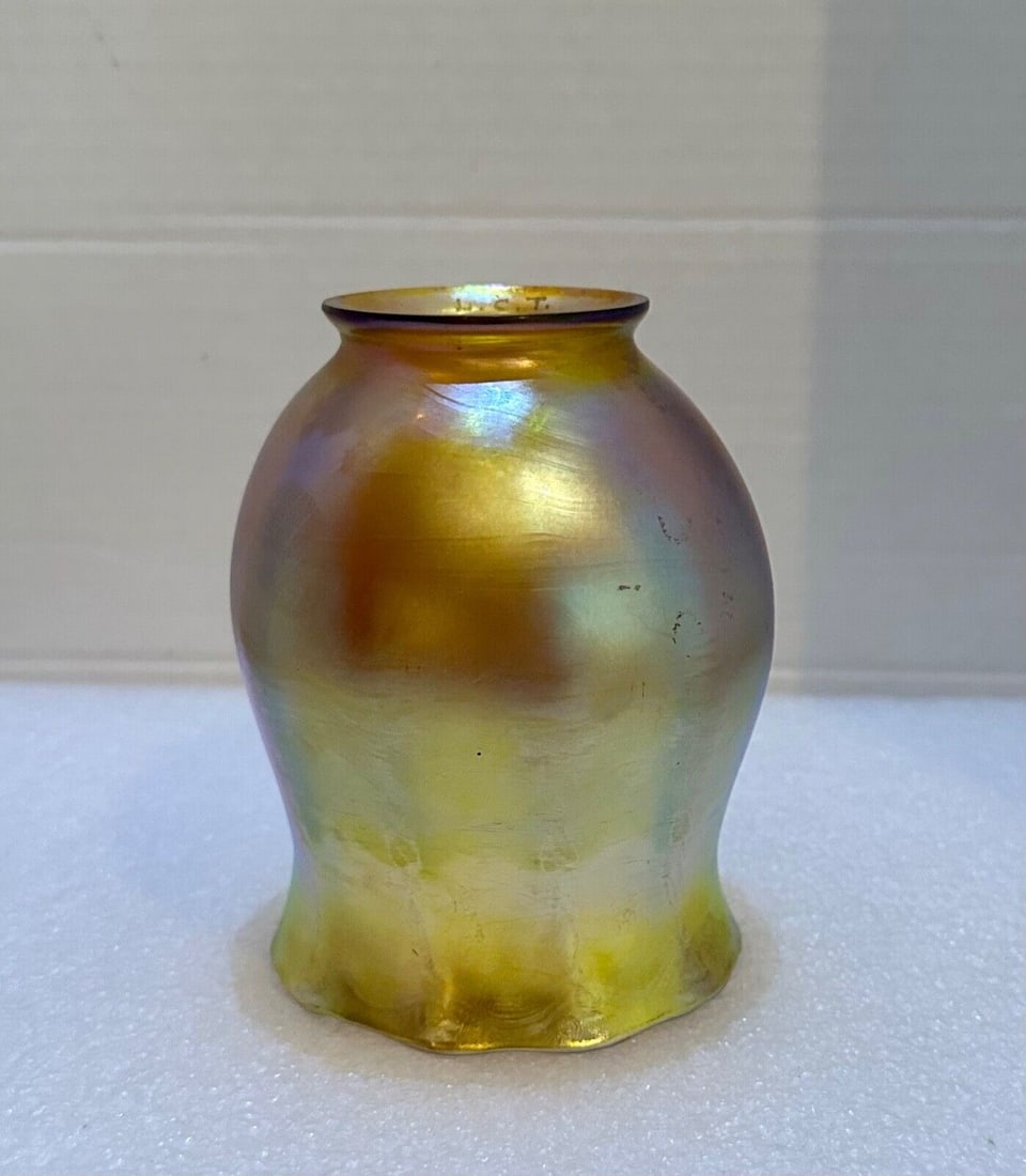 Tiffany Studios New York Ribbed Iridescent Gold Lamp Shade: Tiffany Studios New York Ribbed Iridescent Gold Lamp Shade This vintage original Tiffany Studios New York favrile art glass lamp shade dates from the early 1900s. It features a hand-blown pale gold ir