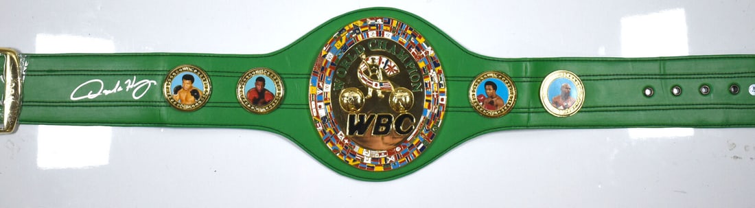 Oscar De La Hoya Autographed WBC Replica Belt with Beckett Hologram Silver: Oscar De La Hoya Autographed WBC Replica Belt with Beckett Hologram Silver This Oscar De La Hoya autographed WBC replica belt is a must-have for boxing fans and collectors. It features a high-quality