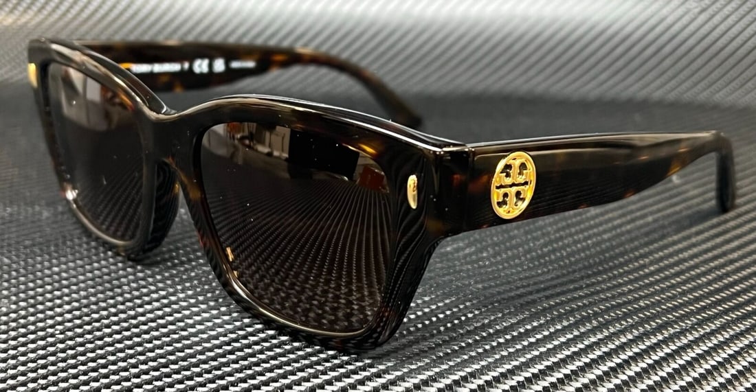 Tory Burch Tortoise Rectangle Polarized Sunglasses 53 mm Brown Gradient: Tory Burch Tortoise Rectangle Polarized Sunglasses 53 mm Brown Gradient Stylish Tory Burch sunglasses featuring a brown tortoise frame with a polarized lens technology. The rectangular design is compl