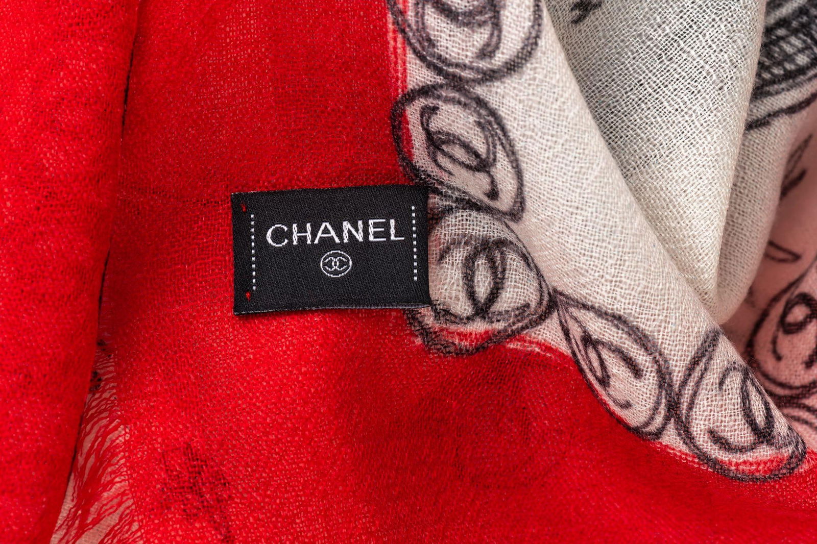 Chanel Cashmere Shawl Red and White 52 Inches Made in Italy: Chanel Cashmere Shawl Red and White 52 Inches Made in Italy This luxurious Chanel cashmere shawl features a captivating red and white design. With generous dimensions of 52 in by 52 in, this piece is