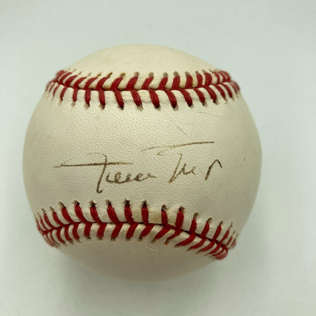 Willie Mays Signed MLB Baseball with JSA Authentication: Willie Mays Signed MLB Baseball with JSA Authentication This is a signed baseball featuring the legendary Willie Mays, a prominent figure in Major League Baseball (MLB). The ball comes with James Spen