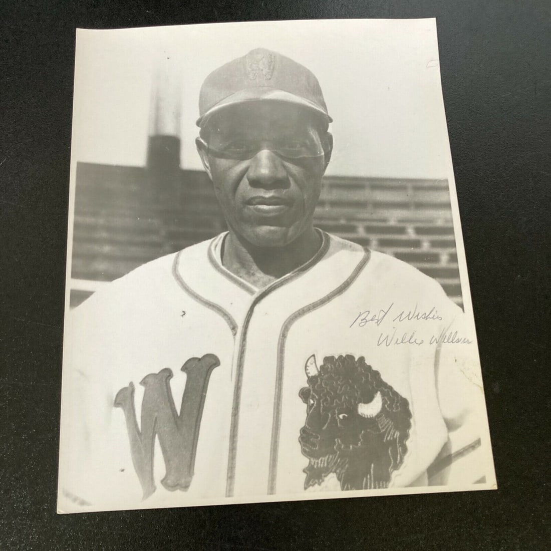 Willie Wells Autographed 8x10 Photo Negro League Hall of Fame PSA DNA: Willie Wells Autographed 8x10 Photo Negro League Hall of Fame PSA DNA This item features an autographed 8x10 photo of Willie Wells, a celebrated player in the Negro Leagues and a Hall of Fame inductee