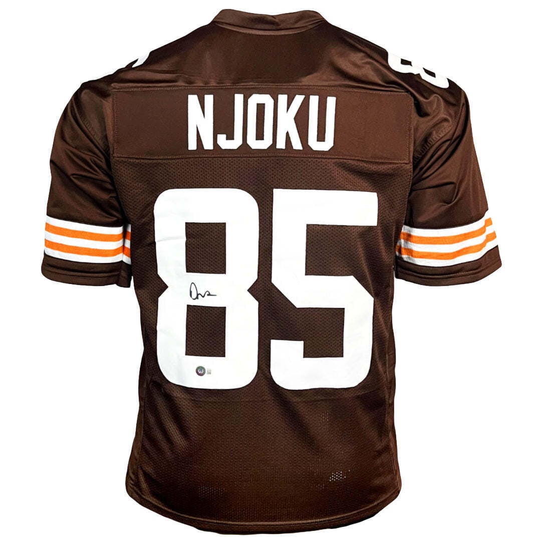 David Njoku Signed Cleveland Browns Football Jersey XL JSA Authenticated: David Njoku Signed Cleveland Browns Football Jersey XL JSA Authenticated This is a professional style custom replica football jersey autographed by David Njoku, authenticated by JSA. It includes a Cer