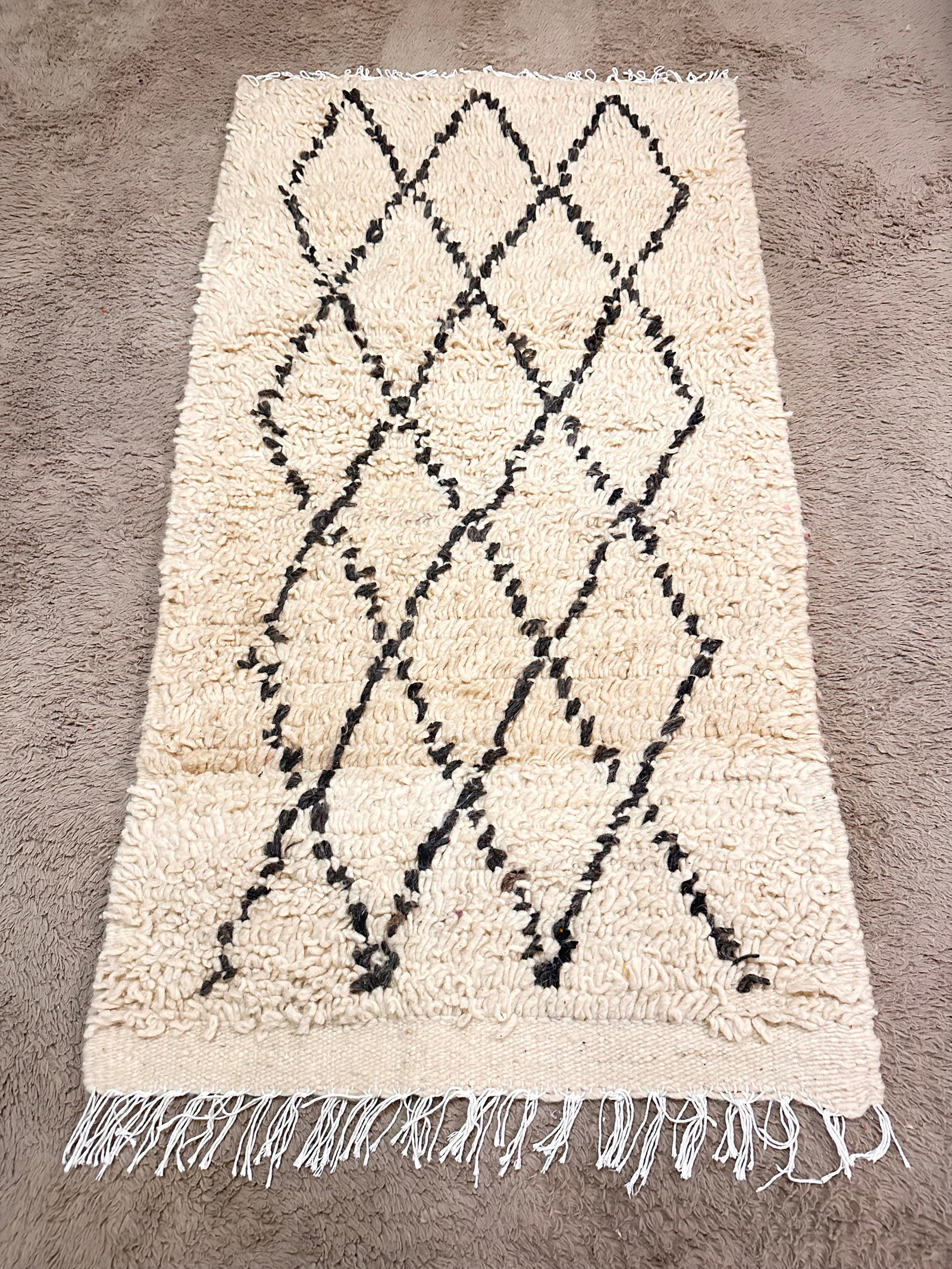Authentic Moroccan Amazigh Hand-Knotted Wool Rug: Authentic Moroccan Amazigh Hand-Knotted Wool Rug Experience the artistry of Moroccan craftsmanship with this handmade Amazigh rug, woven by skilled Amazigh women from the Atlas Mountains. This rug sho