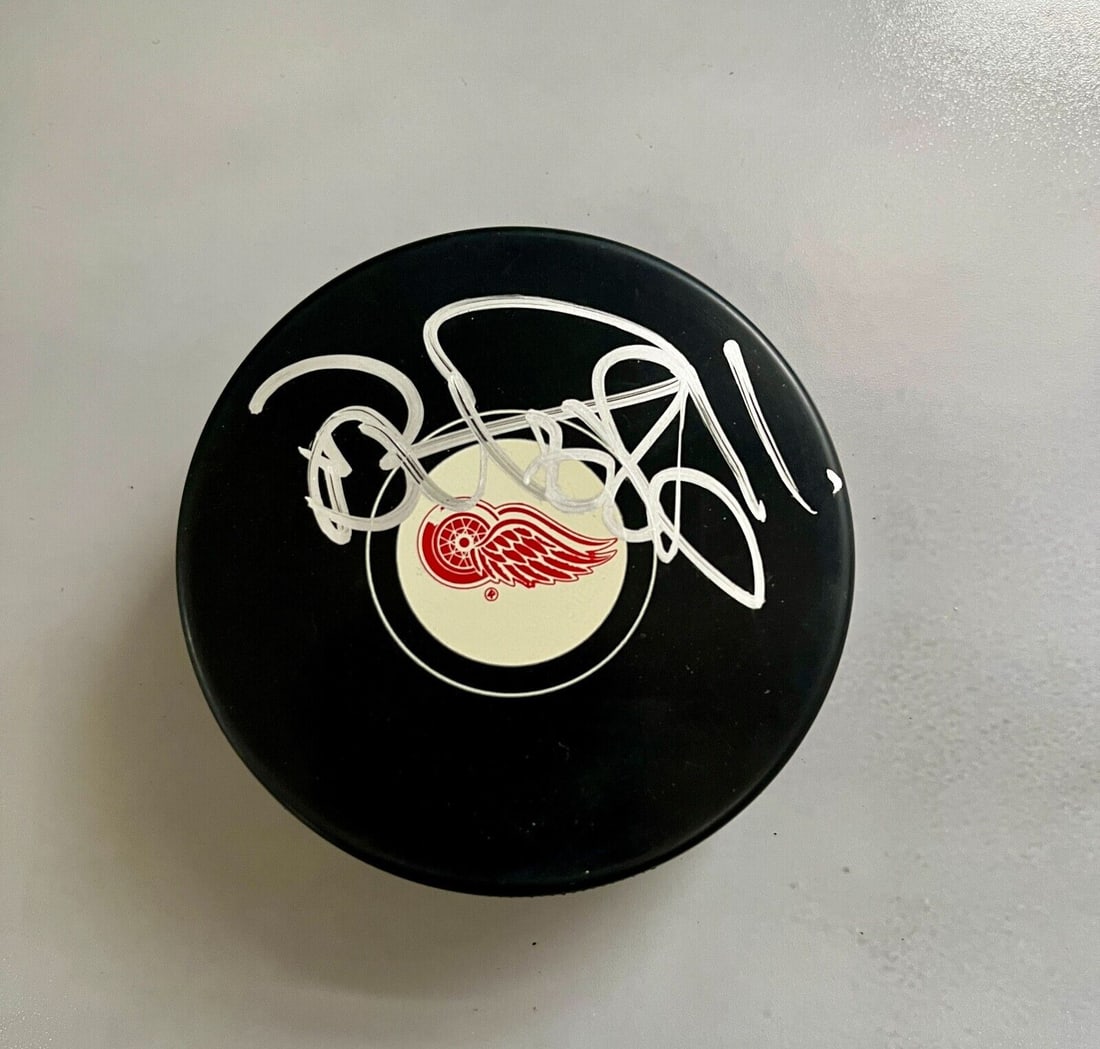 Daniel Alfredsson Signed NHL Logo Puck - Detroit Red Wings: Daniel Alfredsson Signed NHL Logo Puck - Detroit Red Wings This is an original NHL logo puck signed by Daniel Alfredsson, a notable player for the Detroit Red Wings and a member of the Hall of Fame. P